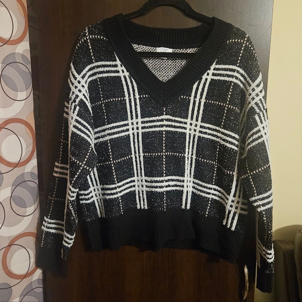 Crown & Ivy Black and White V-Neck Sweater Size Large